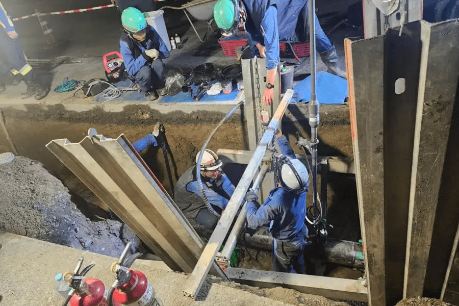 泥にまみれながら働く社員の姿