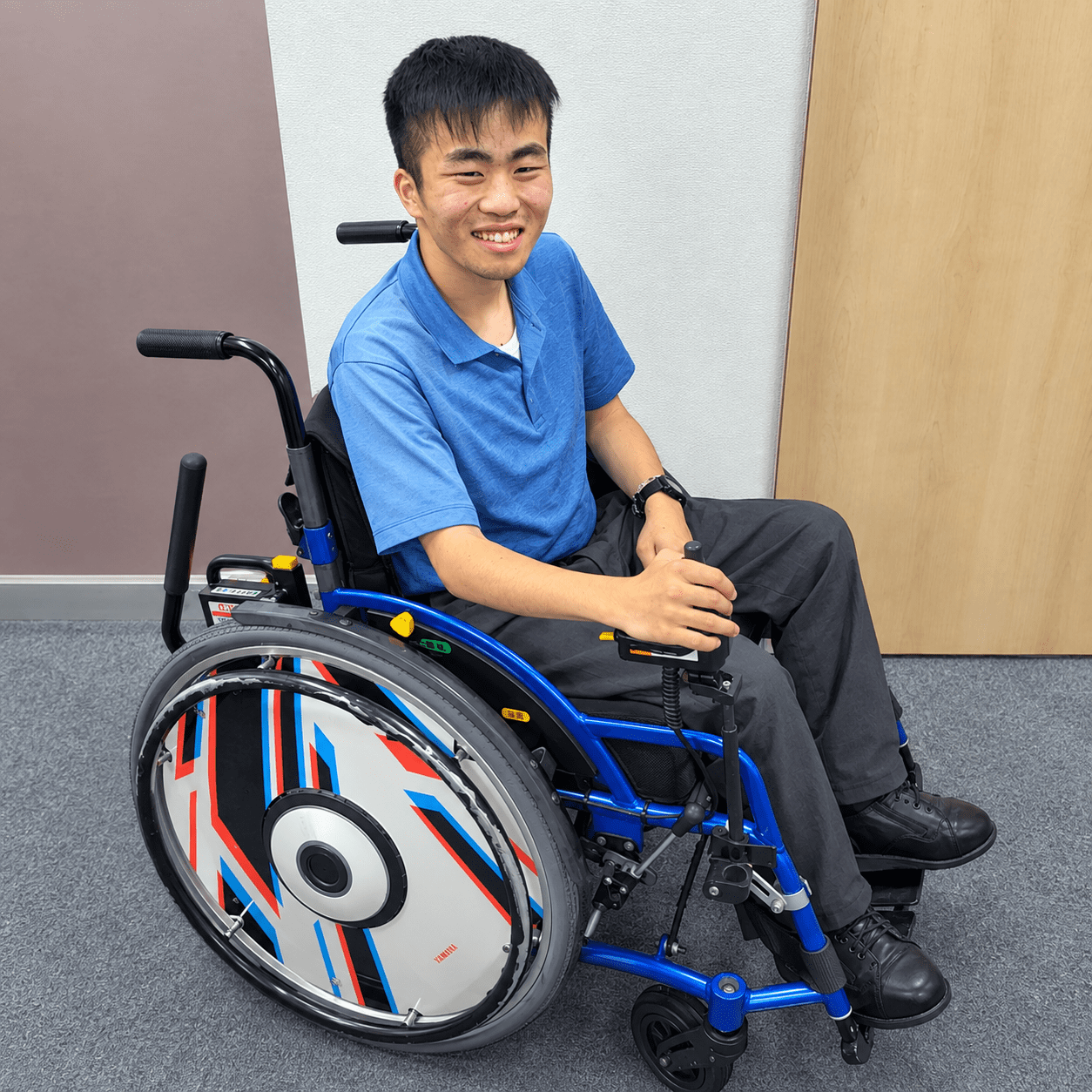 車いすに座り笑顔を見せる渡邊さん